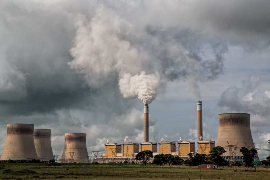 Fossil fuel plant showing the emission of greenhouse gases and harmful fossil fuel by-products.